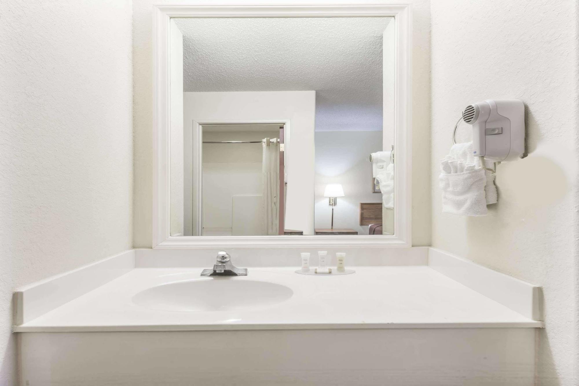 Howard Johnson By Wyndham Iowa La المظهر الخارجي الصورة