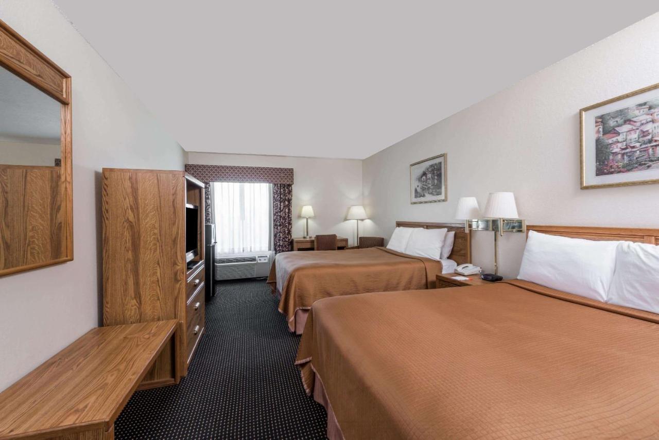 Howard Johnson By Wyndham Iowa La المظهر الخارجي الصورة