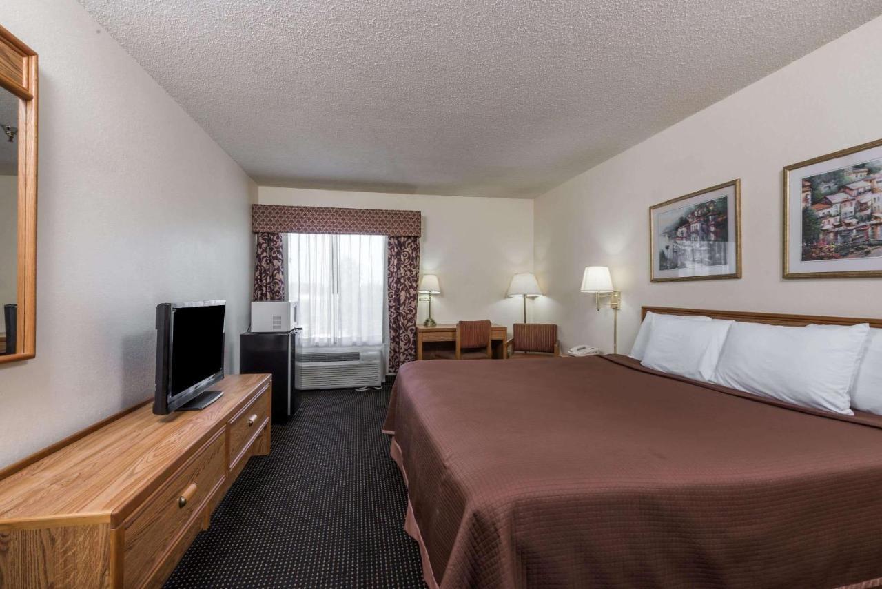Howard Johnson By Wyndham Iowa La المظهر الخارجي الصورة