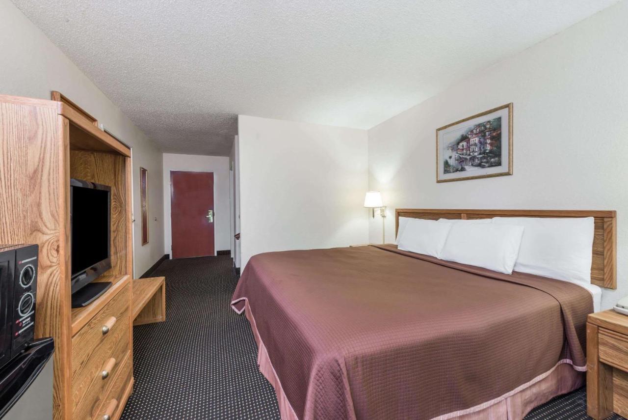 Howard Johnson By Wyndham Iowa La المظهر الخارجي الصورة